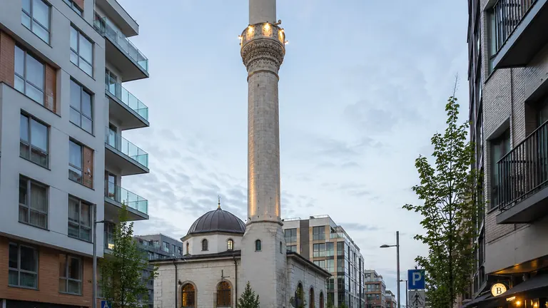 Bør opførelsen af minareter i dit land forbydes?